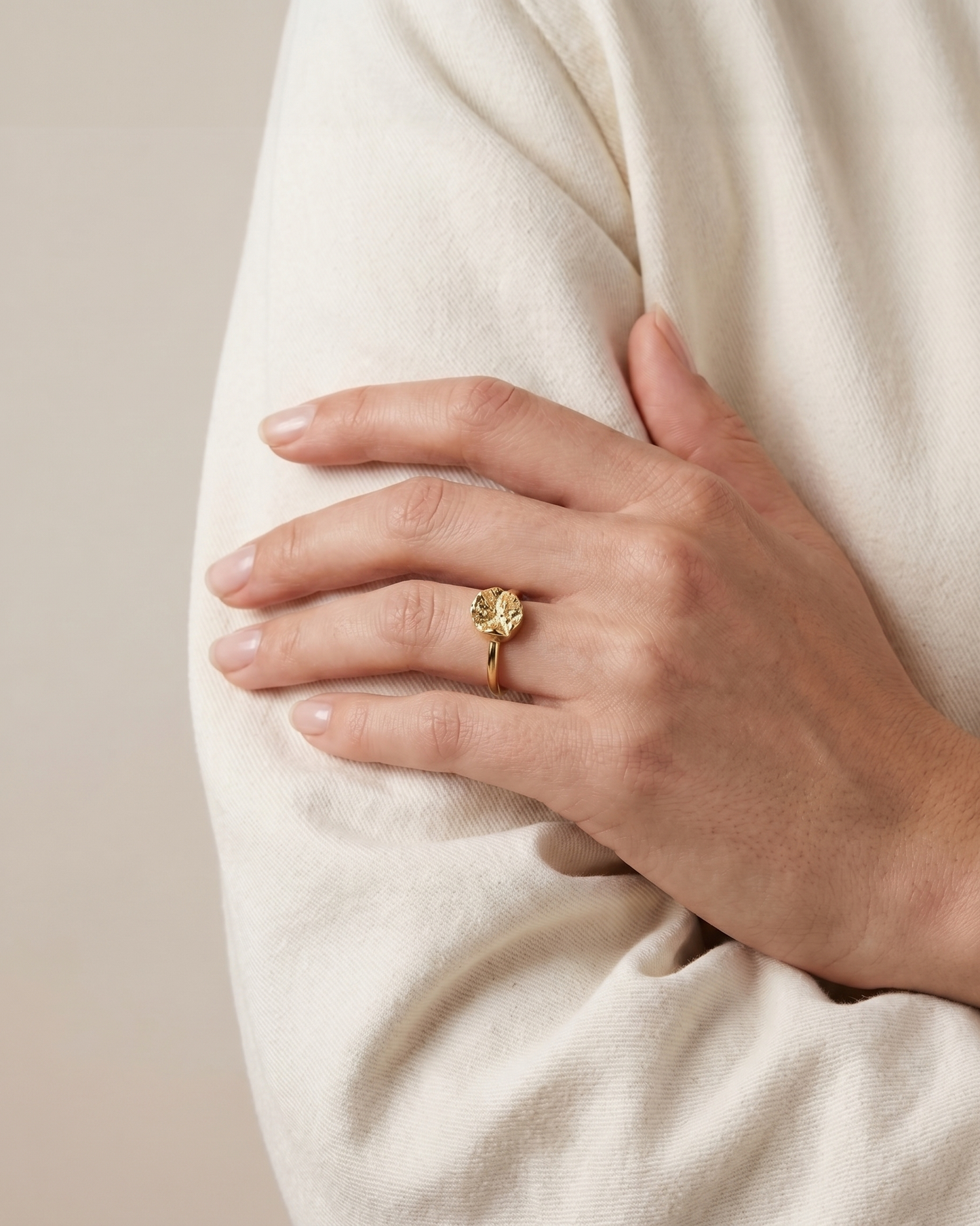 Subtle Disc Ring | 9k Gold